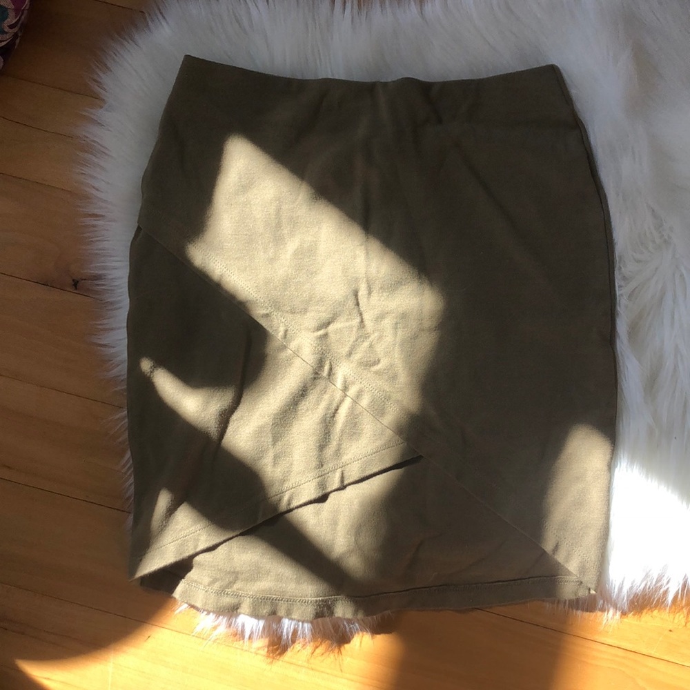 Tulip style olive green bodycon skirt!